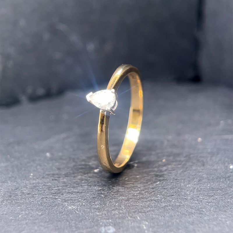 9ct Yellow Gold Pear Diamond Ring 0.20g